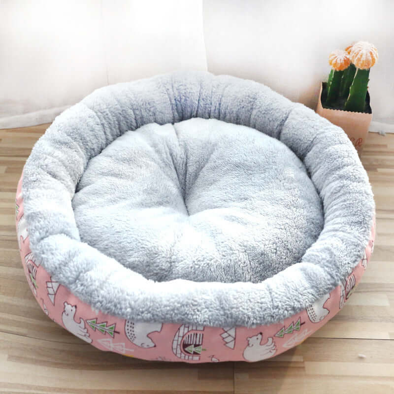 Cozy dog and cat litter padded with round cotton in soft Arctic fleece and cartoon patterns.